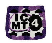 「おそ松さん」サガラ刺繍ショルダーポーチの一松モデル。