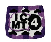 「おそ松さん」サガラ刺繍ショルダーポーチの一松モデル。