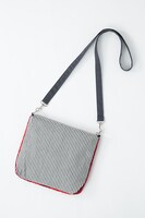 「おそ松さん」サガラ刺繍ショルダーポーチのおそ松モデル。