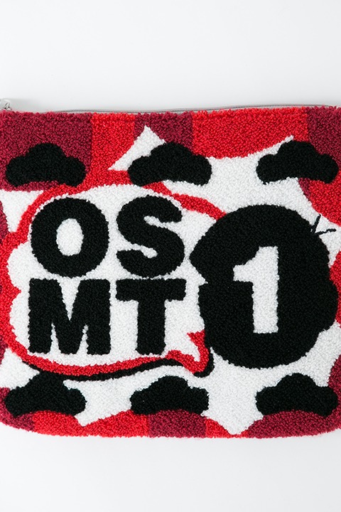 「おそ松さん」サガラ刺繍ショルダーポーチのおそ松モデル。
