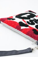 「おそ松さん」サガラ刺繍ショルダーポーチのおそ松モデル。