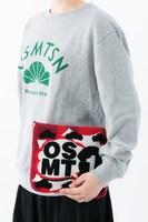 「おそ松さん」サガラ刺繍ショルダーポーチのおそ松モデル。