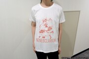 「紅殻のパンドラ ソーラーTシャツ」を室内で着用した様子。