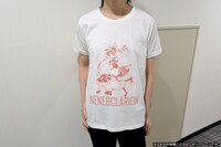 「紅殻のパンドラ ソーラーTシャツ」を室内で着用した様子。