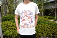 「紅殻のパンドラ ソーラーTシャツ」を太陽光が当たる屋外で着用した様子。