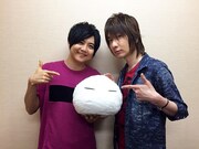 モジャを囲む梶裕貴（左）と前野智昭（右）。