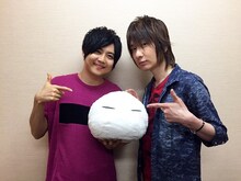 モジャを囲む梶裕貴（左）と前野智昭（右）。