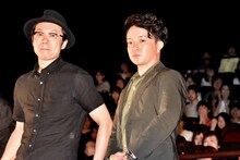 吉田恵輔監督と濱田岳。