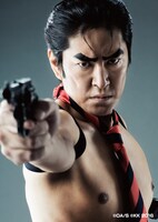 伊藤明賢扮する海パン刑事。