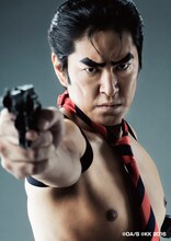 伊藤明賢扮する海パン刑事。