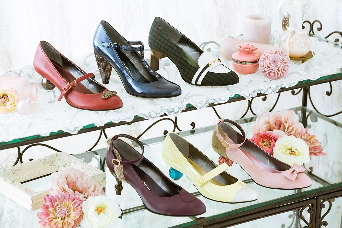 「おそ松さん」松野兄弟をイメージしたパンプス6種類が登場