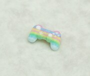 「GOODSMILE ONLINE SHOP」予約特典の「ゲームパッド(原作イメージ)」。