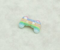 「GOODSMILE ONLINE SHOP」予約特典の「ゲームパッド（原作イメージ）」。