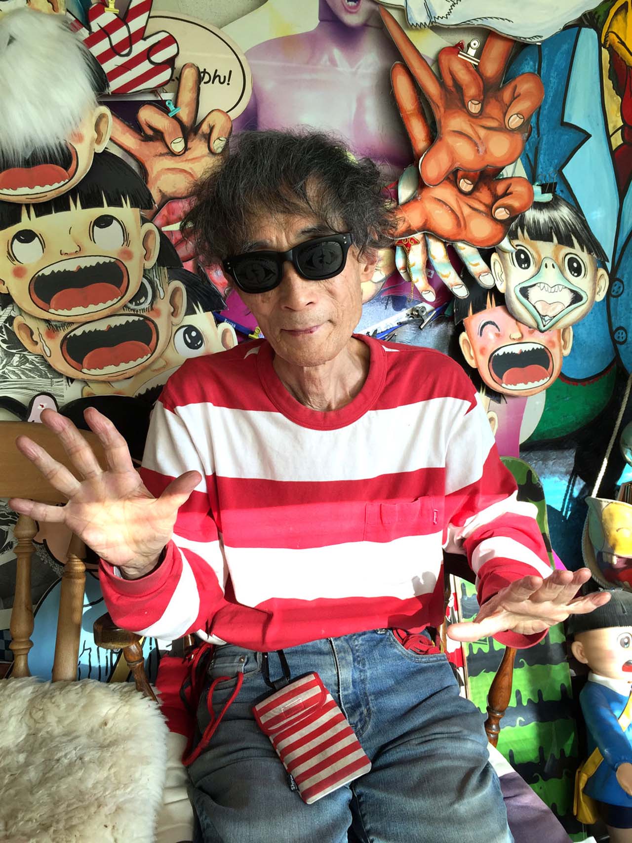 「洗礼 『見えない！』バプテスマサングラス」を装着した楳図かずお