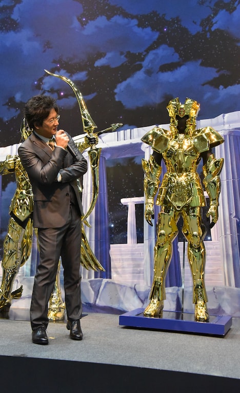 双子座(ジェミニ)のクロスを見つめる細川茂樹。