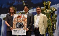 「聖闘士星矢30周年展 Complete Works of Saint Seiya」お披露目記者会見の様子。（左から）NoB、細川茂樹、東映アニメーション取締役会長の森下孝三氏。