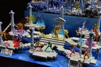 「聖闘士星矢30周年展 Complete Works of Saint Seiya」の展示の様子。