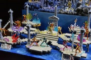 「聖闘士星矢30周年展 Complete Works of Saint Seiya」の展示の様子。