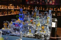 「聖闘士星矢30周年展 Complete Works of Saint Seiya」の展示の様子。