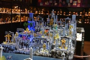 「聖闘士星矢30周年展 Complete Works of Saint Seiya」の展示の様子。