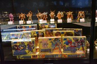 「聖闘士星矢30周年展 Complete Works of Saint Seiya」の展示の様子。