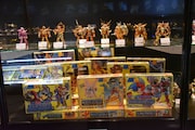 「聖闘士星矢30周年展 Complete Works of Saint Seiya」の展示の様子。