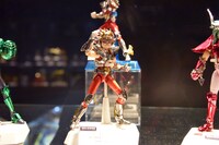 「聖闘士星矢30周年展 Complete Works of Saint Seiya」の展示の様子。