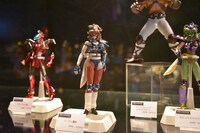 「聖闘士星矢30周年展 Complete Works of Saint Seiya」の展示の様子。