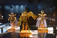「聖闘士星矢30周年展 Complete Works of Saint Seiya」の展示の様子。