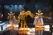 「聖闘士星矢30周年展 Complete Works of Saint Seiya」の展示の様子。