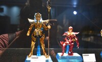 「聖闘士星矢30周年展 Complete Works of Saint Seiya」の展示の様子。
