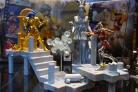 「聖闘士星矢30周年展 Complete Works of Saint Seiya」の展示の様子。
