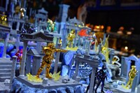 「聖闘士星矢30周年展 Complete Works of Saint Seiya」の展示の様子。