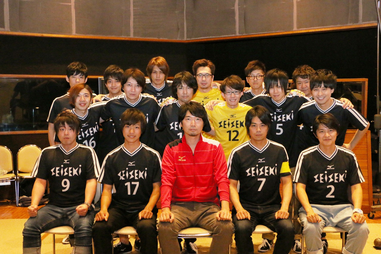 聖蹟高校サッカー部のユニフォームを着用した声優陣。（前列左から）松岡禎丞、吉永拓斗、小西克幸、浪川大輔、下野紘。（中列左から）岡部涼音、小野大輔、吉野裕行、豊永利行、小松昌平、寺島惇太。（後列左から）濱野大輝、石川界人、宮野真守、安元洋貴、櫻井孝宏、村上裕哉。