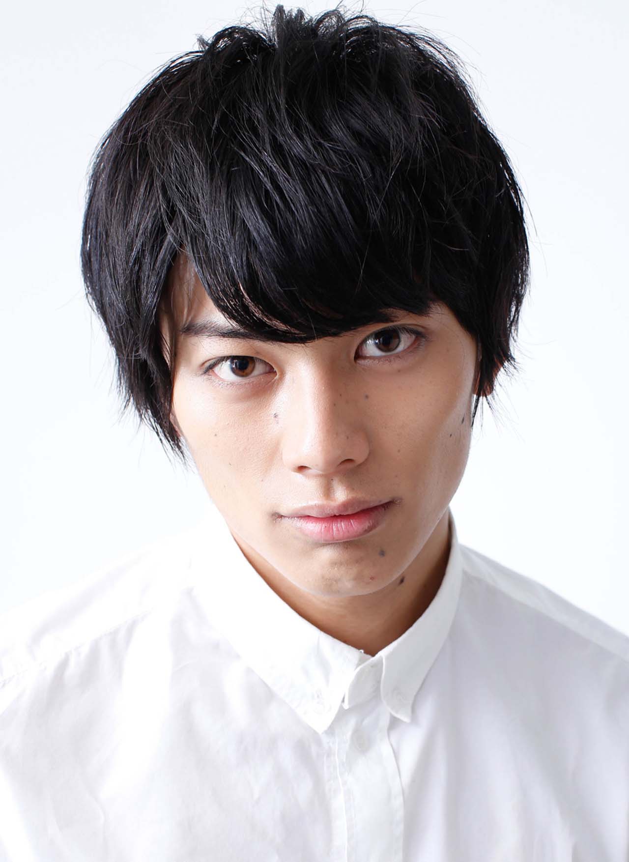 葦木場拓斗役を演じる東啓介。
