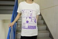 ソーラーTシャツを屋内で着用した様子。