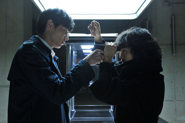 映画 デスノート 場面写真 東出昌大と池松壮亮が銃を手に睨み合う コミックナタリー 映画 デスノート 場面写真 東出昌大と池松壮亮が銃を手に睨み合う コミックナタリー