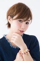 「フルーツバスケット」コラボ腕時計とブレスレットの着用例。