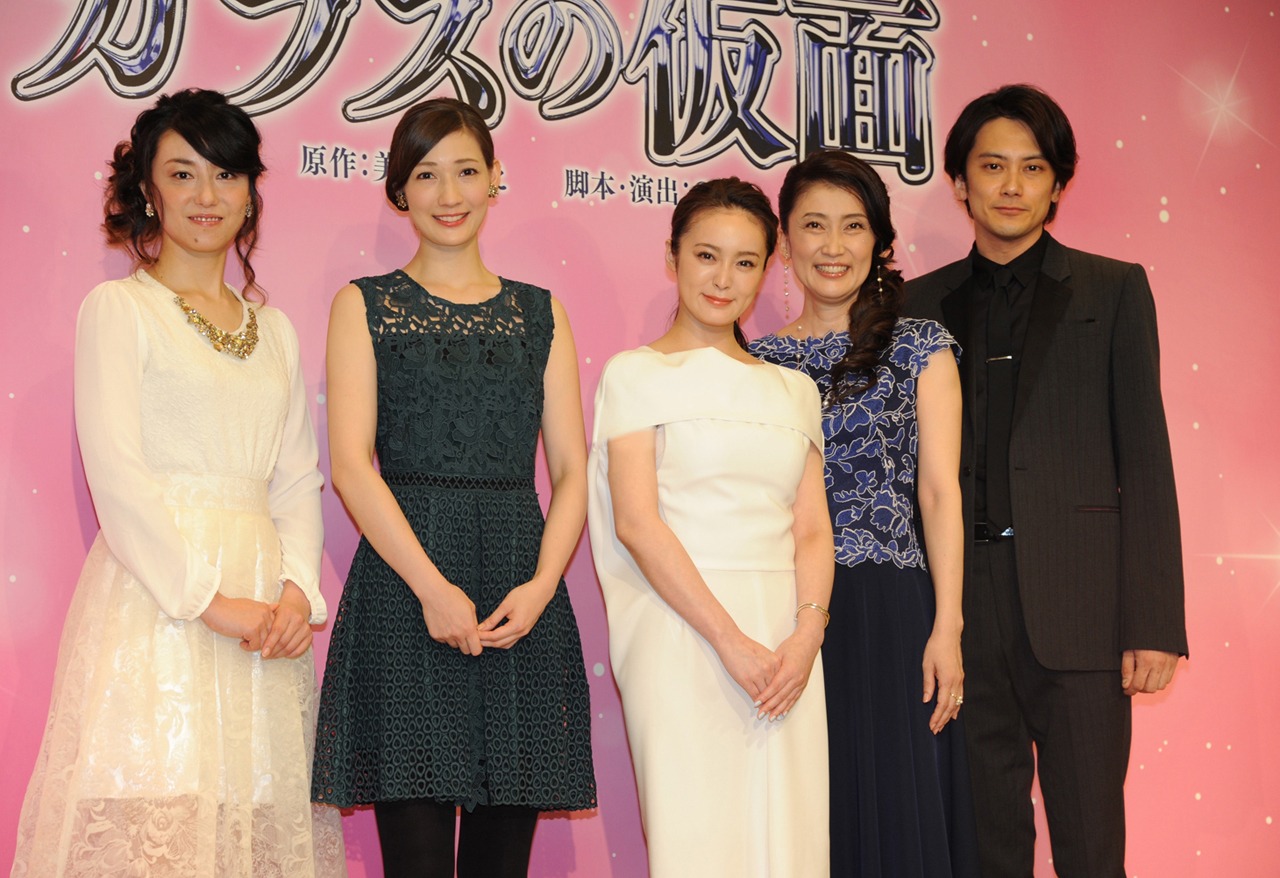 「ガラスの仮面」製作発表の様子。左から東風万智子、マイコ、貫地谷しほり、一路真輝、小西遼生。