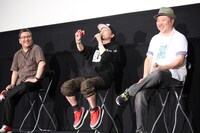 観客を撮影する菊地成孔。