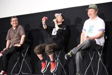 観客を撮影する菊地成孔。