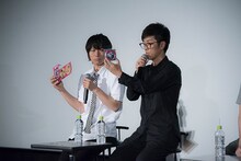 会場で販売されていたグッズを手にする（左から）伊藤節生と櫻井孝宏。