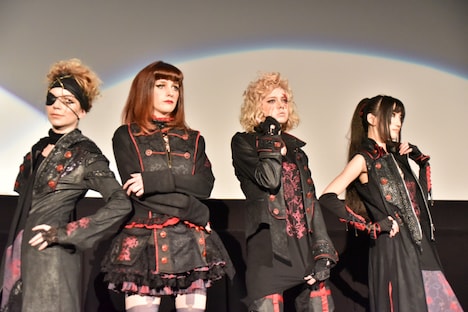 「h.NAOTO」とのコラボミニファッションショーの様子。