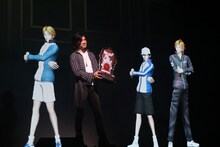 特製の盾を授与された許斐剛と、跡部景吾、越前リョーマ、手塚国光。