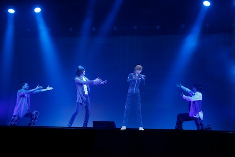 歌う手塚国光を盛り上げる許斐剛。