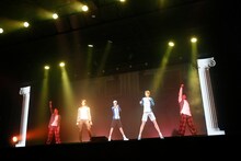 越前リョーマ、跡部景吾とともに「Love Festival」を歌唱する許斐剛。