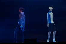 越前リョーマとデュエットする許斐剛。