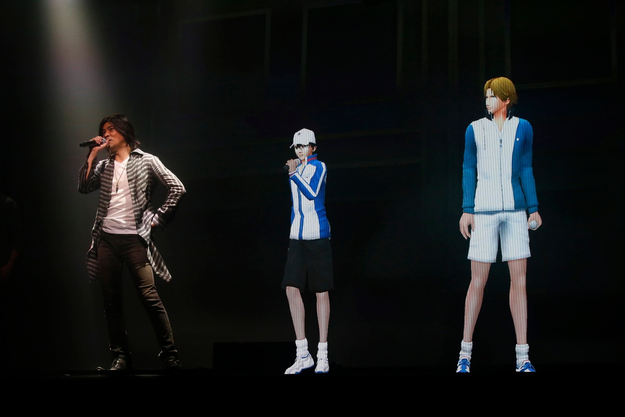 「許斐 剛☆サプライズLive～一人テニプチフェスタ～」の模様。（左から）許斐剛、越前リョーマ、跡部景吾。