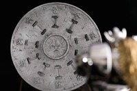 初回特典として「祭壇＆氷のダンベル」が付属する。