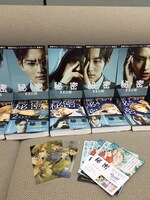 映画「秘密 THE TOP SECRET」のビジュアルを用いた単行本の販売台。